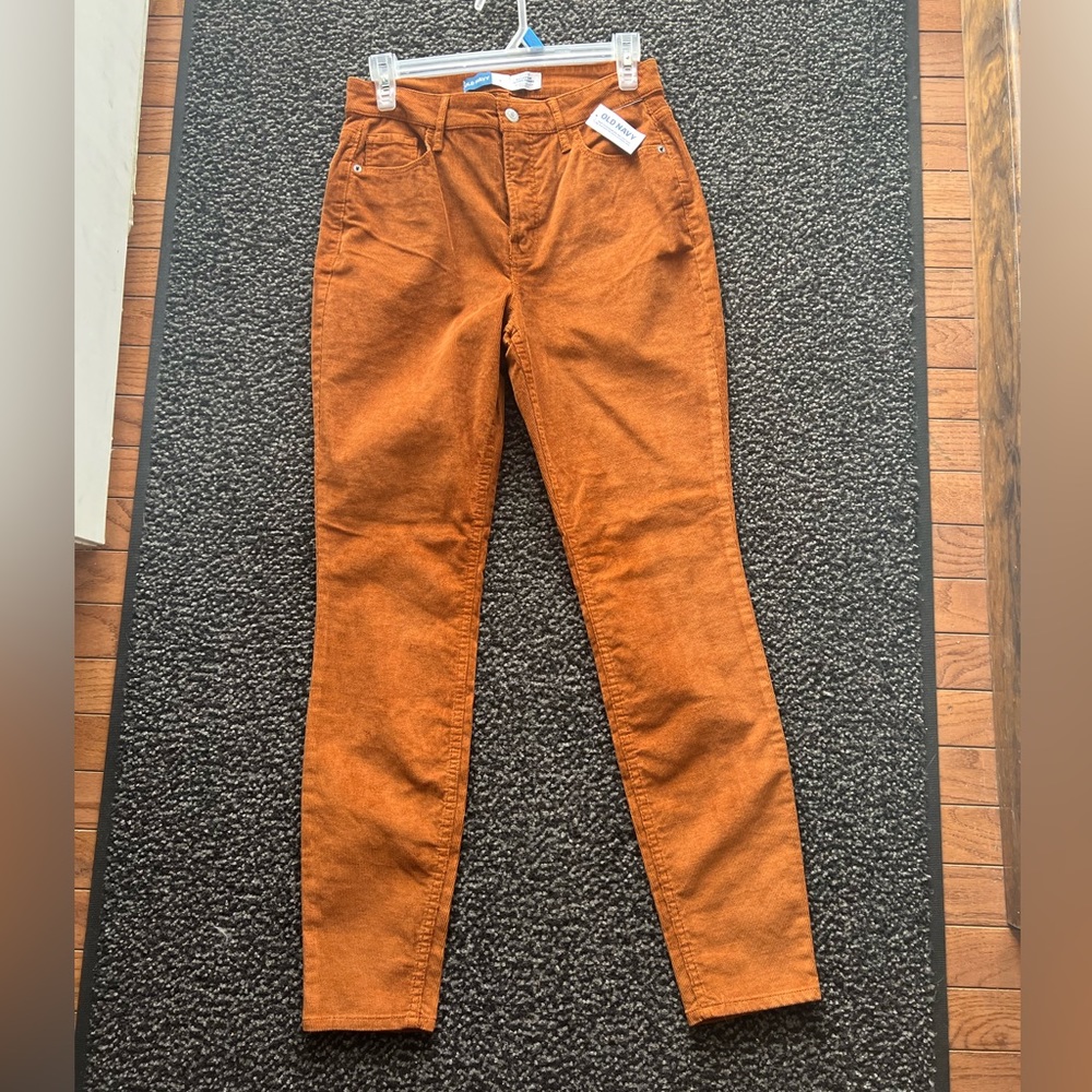 New!!!! NWT Old Navy skinny Rockstar cords.   Camel brown size 6.